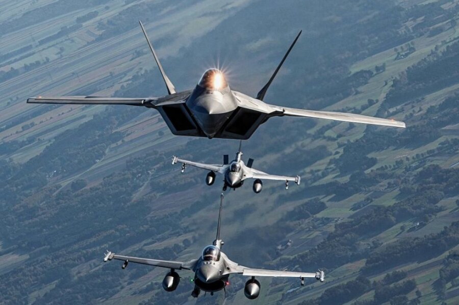 Nato-Manöver "Air Defender": Was bald auf Sachsen zukommt - Ein Kampfflugzeug vom Typ Lockheed Martin F-22 Raptor der US-amerikanischen Luftwaffe (oben) wird begleitet von zwei F-16-Kampfjets der polnischen Luftwaffe. Das Foto entstand bei einer Übung 2022. 