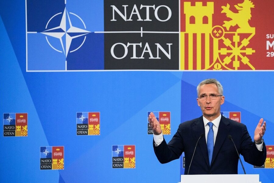 Nato rüstet sich für Bündnisfall - Nato-Generalsekretär Jens Stoltenberg stellt beim Gipfel der Staats- und Regierungschefs aller Mitgliedsstaaten das neue Konzept des Verteidigungsbündnisses vor. 