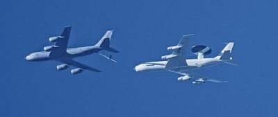 Nato trainiert Luftbetankung über Westsachsen - Das Tankflugzeug (links) und die Awacs-Maschine der Nato am Himmel über Neukirchen/Pleiße. 