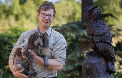 Natur gewährt Förster keine Schonzeit - Matthias Wendlandt - hier mit seinem Hund Uno - ist der neue Leiter des Staatsforstreviers Grumbach. Der 30-Jährige kommt aus Hormersdorf. 