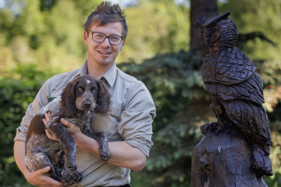 Matthias Wendlandt - hier mit seinem Hund Uno - ist der neue Leiter des Staatsforstreviers Grumbach. Der 30-Jährige kommt aus Hormersdorf. 