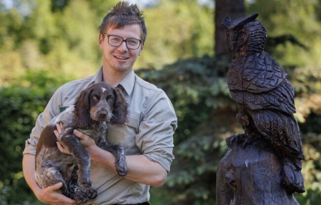 Matthias Wendlandt - hier mit seinem Hund Uno - ist der neue Leiter des Staatsforstreviers Grumbach. Der 30-Jährige kommt aus Hormersdorf. 
