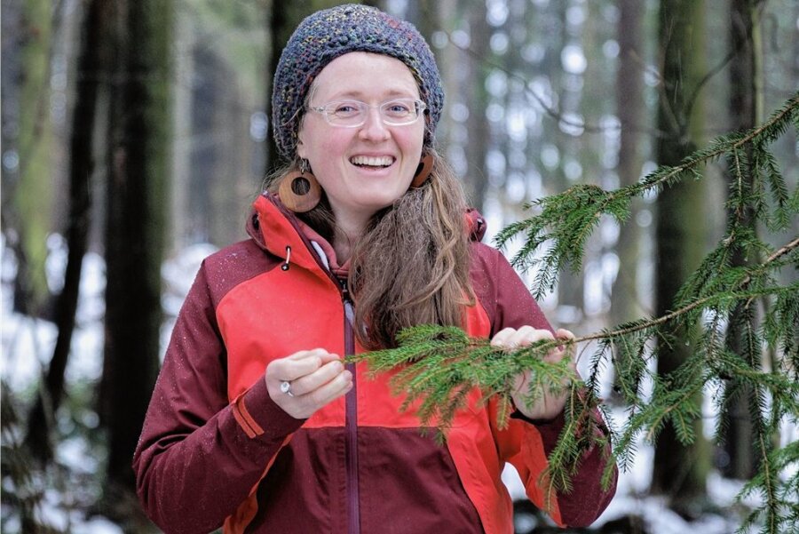 Natur statt Klinik-Alltag: Medizinerin nutzt Erzgebirgswald für Kurse - Kristin Köhler ist Ärztin, hat sich aber für einen anderen als den klassischen Weg entschieden. Sie gibt unter anderem Gesundheitskurse in der Natur - und das auch bei Dörfel.