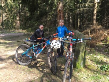 Uwe Jäkel aus Glauchau hat  am Donnerstag mit Sohn Martin Böhm eine Radtour durch den Rümpfwald unternommen.