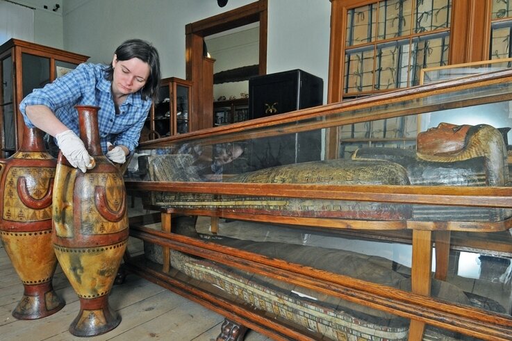 
              <p class="artikelinhalt">Museumsleiterin Ulrike Budig säubert Nordafrikanische Amphoren, die um 1900 entstanden sind. Viel älter, nämlich 2600 Jahre, ist die Mumie Shep-en-Hor. </p>
            
