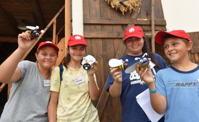 Naturerlebnisse verbinden Grenzen - Da flattern sie, die selbst gebastelten Bienen Maja. Tschechische Kinder zeigen ihre gebastelten Bienen. Gabriela, Johanka, Valentyna und Jiri (von links) waren beim Projekttag dabei. 