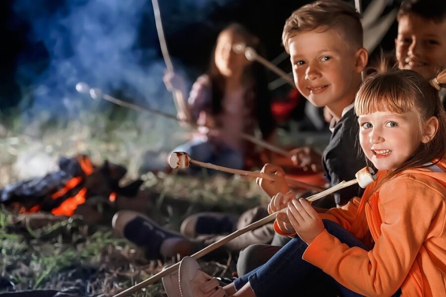 Naturpädagogin Astrid Schulte: "Kinder sind die besten Feuerhüter" - Ein Lagerfeuer krönt abenteuerliche Sommertage. Man rückt näher zusammen, erzählt sich Geschichten, brutzelt Marshmallows.