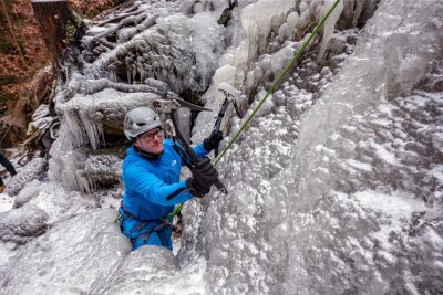 Naturschauspiel im Erzgebirge: Höchster Wasserfall Sachsens wird zur Eiswand und lockt Kletterer an - Martin Graf von Outdoorteam Westerzgebirge war einer der Kletterer, die sich an die Eiswand wagten.