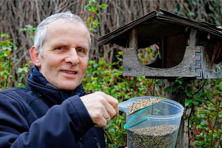 Naturschützer aus Hohenstein-Ernstthal: Falsches Vogelfutter kann tödliche Folgen haben - Frank Melzer am Futterhäuschen in seinem Garten. 