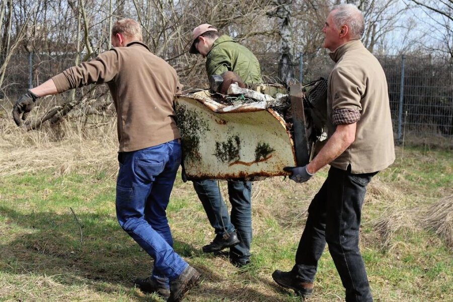 Naturschützer befreien Zwickauer Teich von mehreren Kubikmetern Müll - Mit drei Leuten musste ein alter, zerfallender Kühlschrank transportiert werden. 