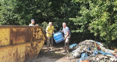 Naturschützer beräumen illegale Deponie - Henry und Perry Kunz aus Wildenfels, Patrick Simmel aus Oberwiera und AG-Leiter Andreas Trautmann beim Müllwegräumen. 