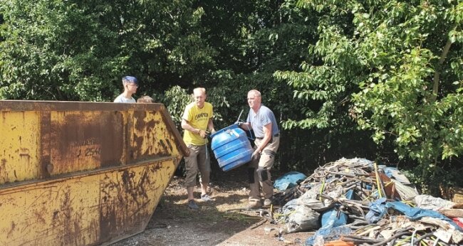 Henry und Perry Kunz aus Wildenfels, Patrick Simmel aus Oberwiera und AG-Leiter Andreas Trautmann beim Müllwegräumen. 