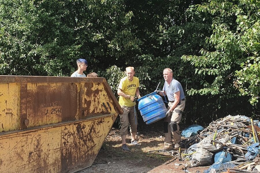 Naturschützer beräumen illegale Reifendeponie zwischen Zwickau und Mülsen - Henry und Perry Kunz aus Wildenfels, Patrick Simmel aus Oberwiera und AG-Leiter Andreas Trautmann beim Müllwegräumen. 