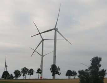 Naturschützer sehen Chance, Windkrafträder zu verhindern - Befürchtet wird, dass bei Unterkoskau den zwei dort geplanten Windrädern, sollten sie errichtet werden, weitere folgen könnten. So wie bei Mißlareuth (Foto). 