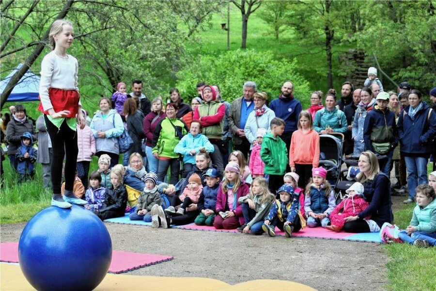 Naturschutzstation Weiditz: Ansturm auf Familienfest - Die jungen Akrobaten und Zirkuskünstler der benachbarten Kulturscheune zeigten beim Fest ebenfalls, was sie können. 
