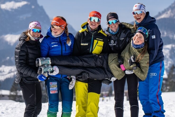Charlotte Böhme - hier nach ihrem Sieg am vergangenen Wochenende in Sappada - wird von Luise Graef, Nelly Hartwig, Lena Mettang, Katja Veit und Christina Doeringer auf Händen getragen. 