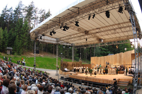 Das NaturTheater in Bad Elster ist herrlich in einem Waldstück gelegen und gilt als das älteste Naturtheater Sachsens. 