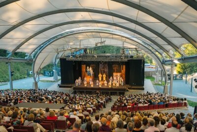 Naturtheater Bad Elster sagt Saison ab - Volle Reihen, wie bei eine Aufführung der Verdi-Oper Nabucco im Naturtheater Bad Elster im Jahr 2019, wird es dieses Jahr nicht geben. Die Saison wird aufgrund der Pandemie verschoben.