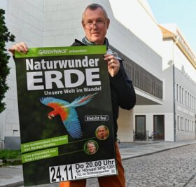 Naturwunder: Unsere Welt im Wandel - Prof. Jörg Matschullat wirbt mit Plakat für den Foto-Vortrag im Großen Hörsaal. 