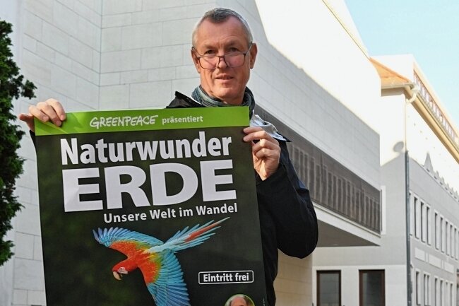 Naturwunder: Unsere Welt im Wandel - Prof. Jörg Matschullat wirbt mit Plakat für den Foto-Vortrag im Großen Hörsaal. 