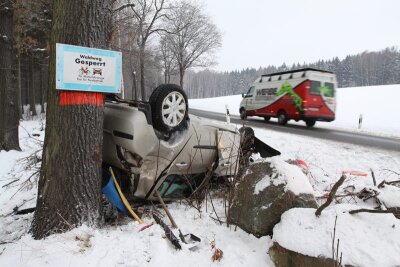 Bei einem Unfall zwischen Naundorf und Grillenburg ist am Montag eine Renault-Fahrerin schwer verletzt worden.