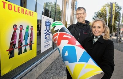 Nazi-Aufzug: Amt untersagt Trommeln - Mit einem Kunst-Plakatprojekt am Landratsamt wollen Stadt und Landkreis ein Zeichen für Toleranz setzen. 