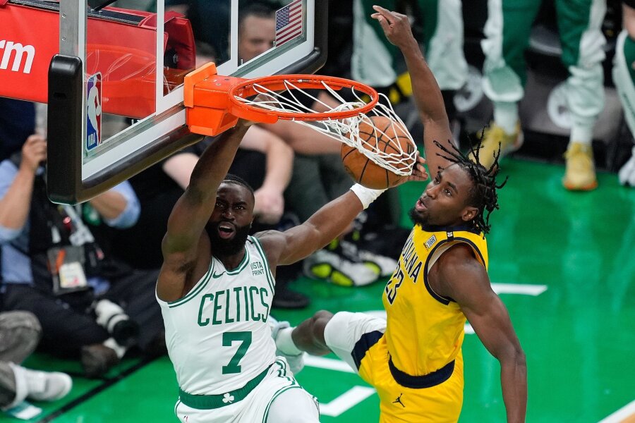 NBA: Celtics gewinnen Auftakt in Conference-Finals - Jaylen Brown (l) von den Boston Celtics beendete den Abend mit 26 Punkten.