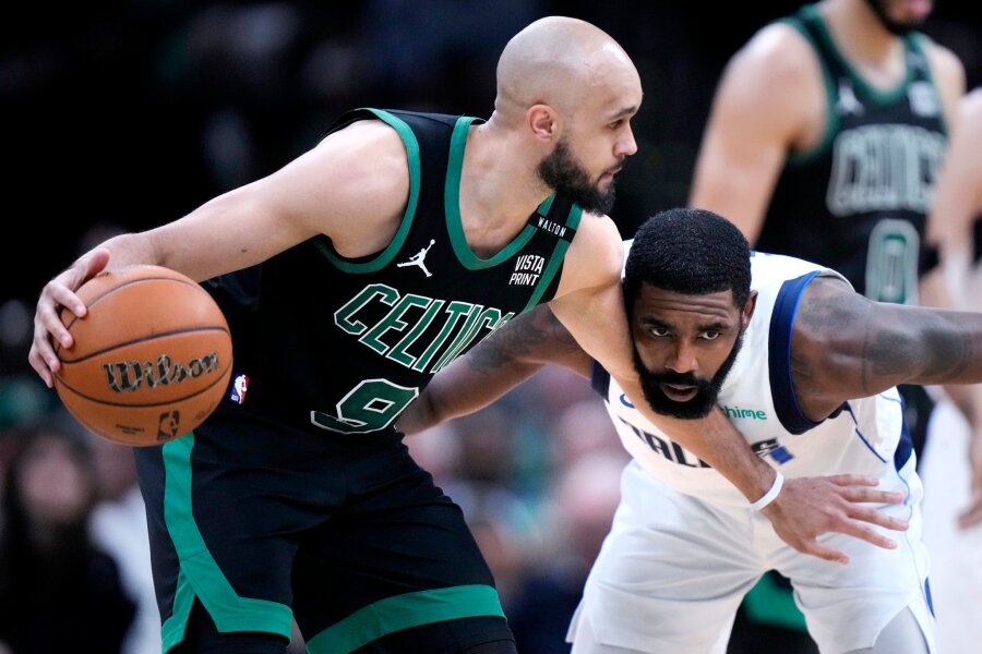 NBA-Finale: Boston gewinnt auch Spiel zwei - Derrick White (l) von den Boston Celtics im Duell mit Kyrie Irving von den Dallas Mavericks.