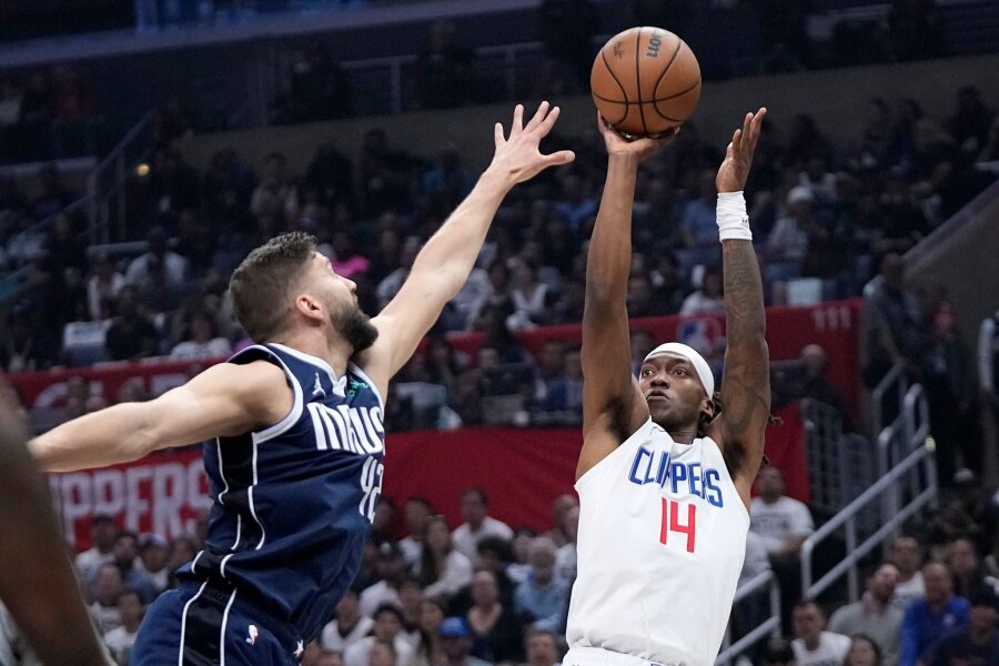 NBA-Playoffs: Mavericks dominieren Clippers in Spiel fünf - Maxi Kleber (l) von den Dallas Mavericks machte gegen die Los Angeles Clippers ein starkes Spiel.
