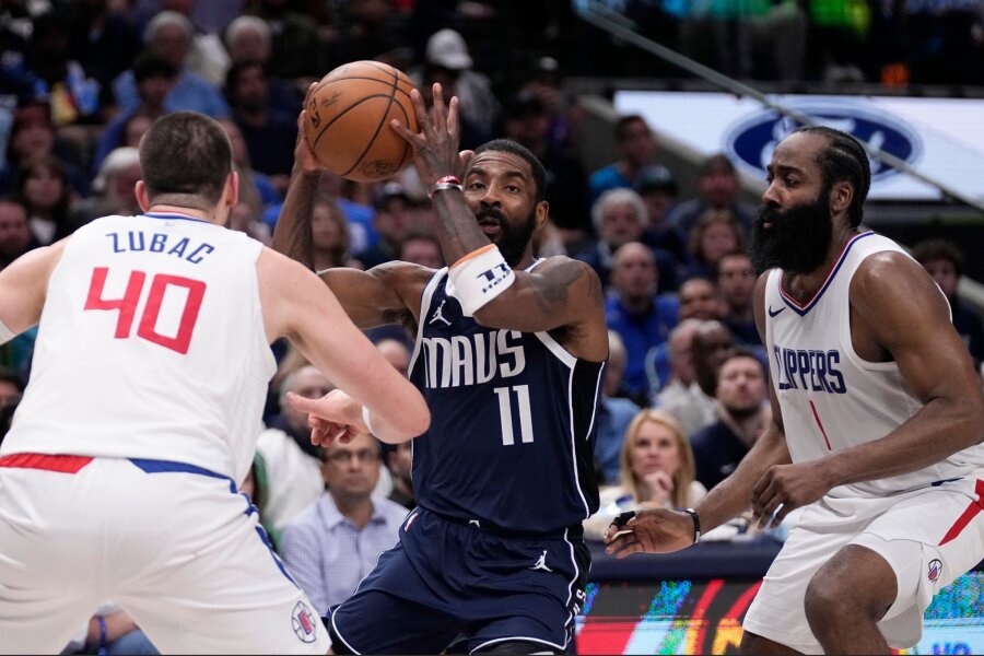 NBA-Playoffs: Mavericks holen Sieg zwei gegen die Clippers - Kyrie Irving (m) und die Dallas Mavericks führen in der Erstrunden-Serie der NBA-Playoffs.