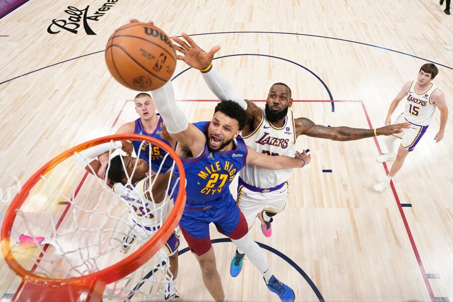 NBA-Titelverteidiger Denver besiegt Lakers zum Playoff-Start - Nuggets-Guard Jamal Murray (M.) steigt zum Dunk hoch.
