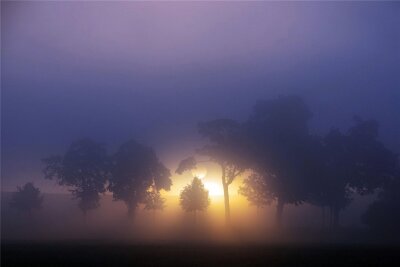 Nebel verwandelt das Vogtland in ein mystisches Reich - Ein mystischer Sonnenaufgang bei Kürbitz im Vogtland.