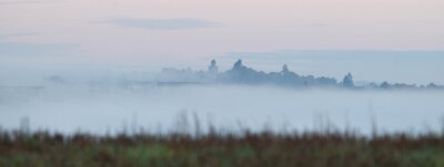 Nebelband liegt am Morgen über dem herbstlichen Elstertal - 