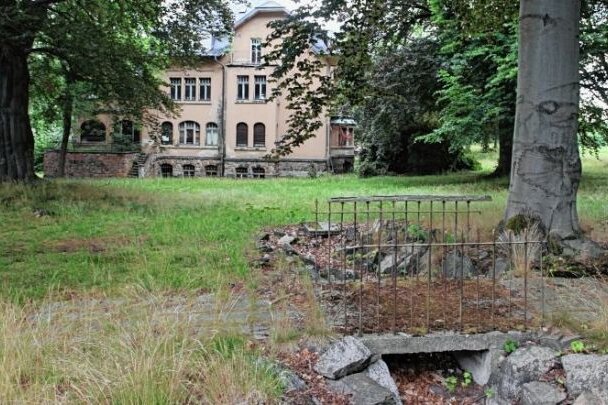 Neben alter Villa entstehen vier Mehrfamilienhäuser - Die historische Parkanlage bleibt erhalten und wird künftig auch gepflegt. Die Villa wird zu einem späteren Zeitpunkt saniert. 