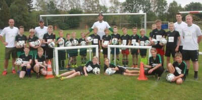 Neben dem Trikot gibt es einen Ball Marke Bundesliga - Das Fußball-Camp des VfB Pausa-Mühltroff wurde auch in diesem Jahr wieder sehr gut angenommen. Über 30 Kinder hatten in den letzten beiden Ferienwochen ihren Spaß.