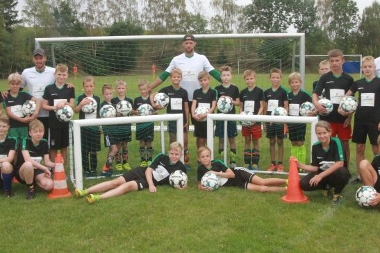 Neben dem Trikot gibt es einen Ball Marke Bundesliga - Das Fußball-Camp des VfB Pausa-Mühltroff wurde auch in diesem Jahr wieder sehr gut angenommen. Über 30 Kinder hatten in den letzten beiden Ferienwochen ihren Spaß.