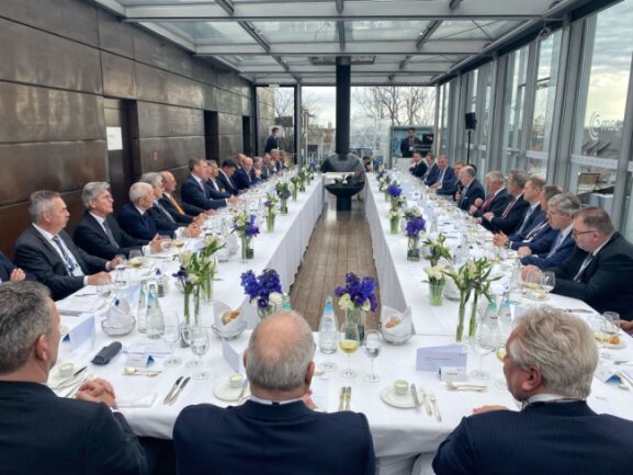 Nebenveranstaltungen mit Beigeschmack - Reine Männerrunde beim CEO-Lunch in München.
