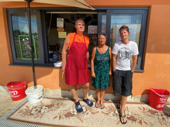Familie von Ginsheim betreibt seit 30 Jahren den Imbiss im Freibad, sie kennen viele Gäste.