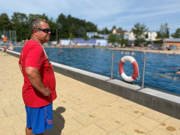 Wenn der Badchef und leitende Schwimmmeister René Fucik am Beckenrand steht, muss er zumeist Badegäste ermahnen, nicht vom Beckenrand ins Wasser zu springen. Das ist nur von den Startblöcken aus erlaubt.