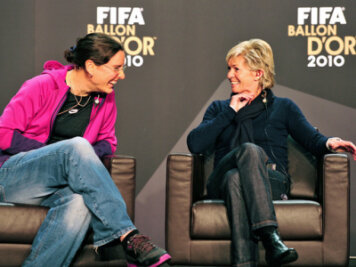 Neid ist Welt-Trainerin des Jahres 2010 - Silvia Neid (r.) wurde von der FIFA zur Welt-Trainerin des Jahres gewählt
