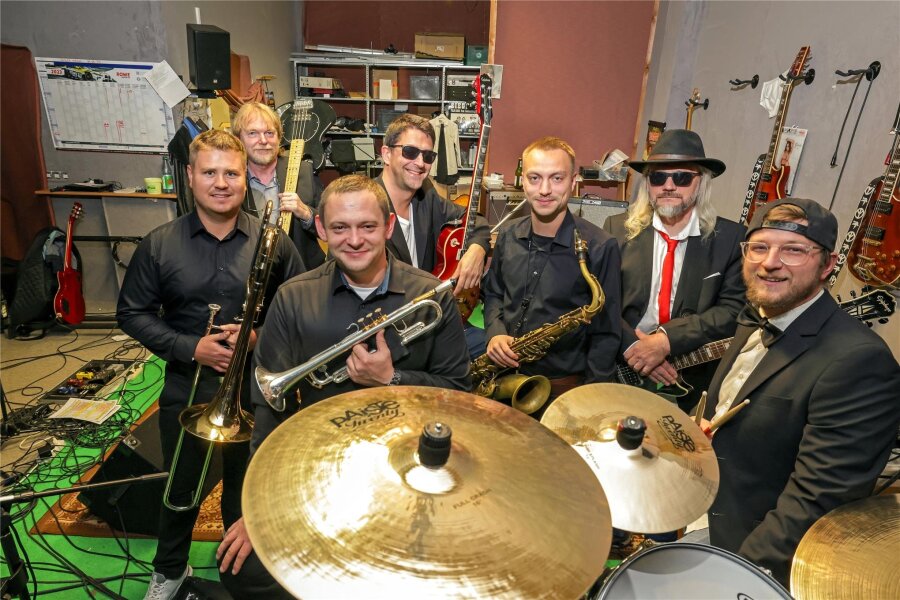 Neil-Young-Party mit Bläsertrio: Lichtensteiner Band hat sich besondere Gäste eingeladen - Die Siegel-Band mit Bläsertrio bei der Probe in Rödlitz.