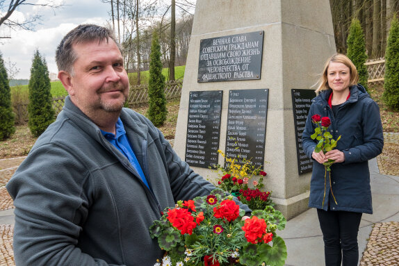 Nennigmühle: Die Linke gedenkt an das Kriegsende - Clara Bünger und Gerd Glöckner legten am Ehrenmal in Nennigmühle Blumen nieder. 