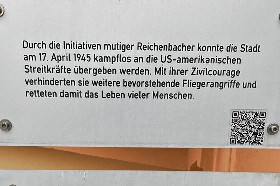 Nennung von Reichenbachs Nazi-OB erneut Thema - Die Tafel vor dem Reichenbacher Rathaus.