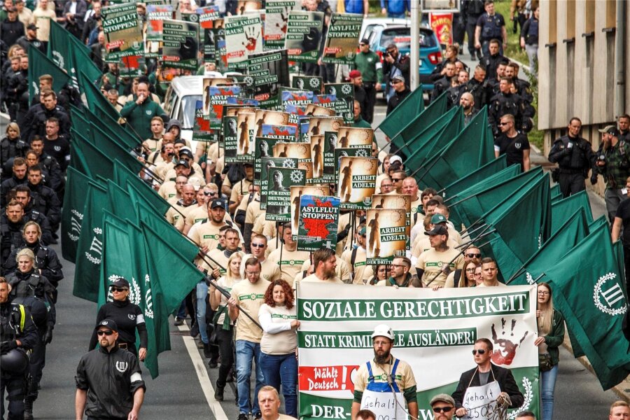 Neonazi-Partei macht Werbung vor Zwickauer Schule - So marschierten die Neonazis vom III. Weg 2019 durch Plauen.