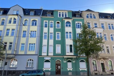 Neonazipartei „Dritter Weg“: Hauptquartier im Vogtland steht zum Verkauf - Die Neonazis vom „Dritten Weg“ nennen das Mehrfamilienhaus an der Pausaer Straße „Nationalrevolutionäres Zentrum P130“.