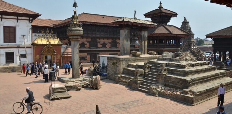 Nepal - war da was? - Welterbe Bakhtapur: Auf dem leeren Sockel stand bis zum Erdbeben der Vatsala-Tempel, dahinter erheben sich der Pavillon mit den acht Ecken und der Königspalast mit dem Goldenen Tor.