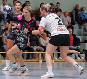 Nervenkrimi zum Punktspielauftakt - Susan Schmidt (links) und die Handballerinnen des HC Glauchau/Meerane lieferten sich im Westsachsenderby mit der HSG Langenhessen/Crimmitschau ein intensives Duell. 