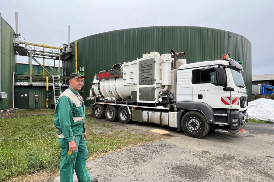 Nerviger Brummton in Reichenbach: Das ist die Ursache - Der stellvertretende Anlagenleiter Steffen Clausing vor dem Spezialfahrzeug der Firma Berndt Vakuumsaugtechnik aus Kesselsdorf, die an der Biogasanlage in Rotschau im Einsatz ist.