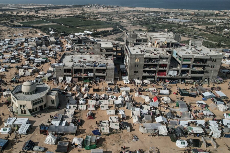 Netanjahu: Offensive in Rafah notfalls auch alleine - Ein Luftbild zeigt vertriebene Palästinenser in Rafah. Nach den Worten eines ranghohen Ministers wird Israels Armee die geplante Militäroffensive durchführen, selbst wenn dies zu einem Zerwürfnis mit den USA führt.