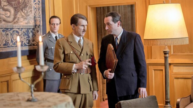 Netflix-Film "München - Im Angesicht des Todes": In 24 Stunden zur Hitler-Rolle - Ulrich Matthes (Mitte) als Hitler in einer Szene des Spielfilms "München - Im Angesicht des Krieges". Geschildert werden fiktive Ereignisse während der Unterzeichnung des Münchner Abkommens im September 1938, bei dem die Regierungschefs Adolf Hitler, Neville Chamberlain, Édouard Daladier und Benito Mussolini die Abtretung der sudetendeutschen Gebiete der Tschechoslowakei an das Deutsche Reich vereinbarten. Der Film basiert auf dem Roman "Munich" von Robert Harris. 